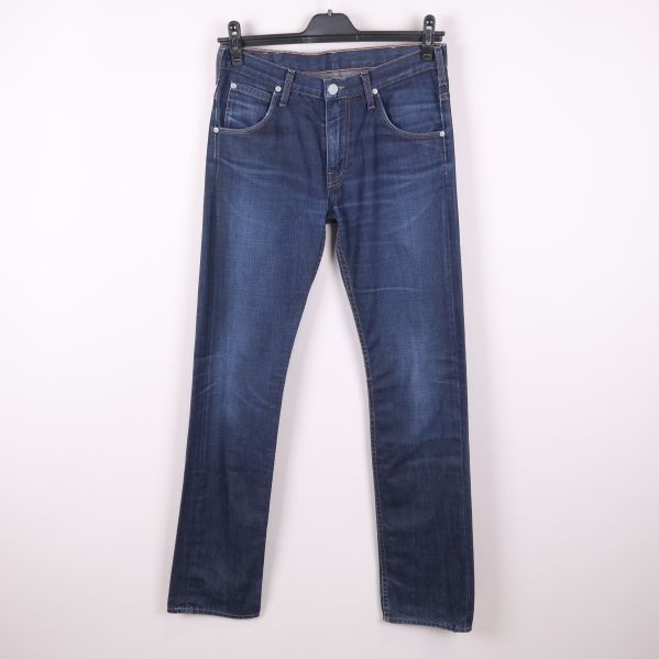 Hela paret blå jeans upphängda framifrån