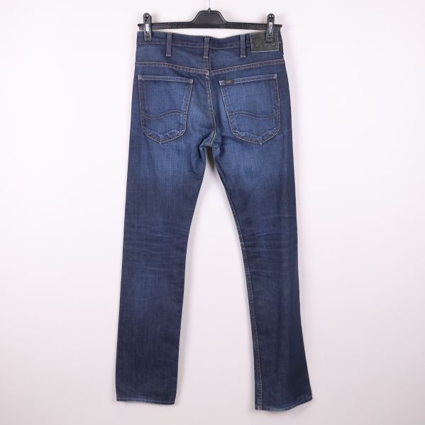 Baksidan av blå jeans med synlig Lee-patch