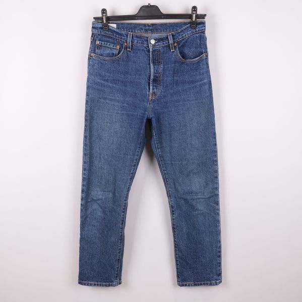Framsida av blå raka jeans 