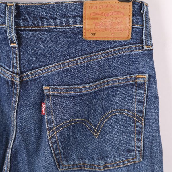 Närbild på bakficka och Levi's patch