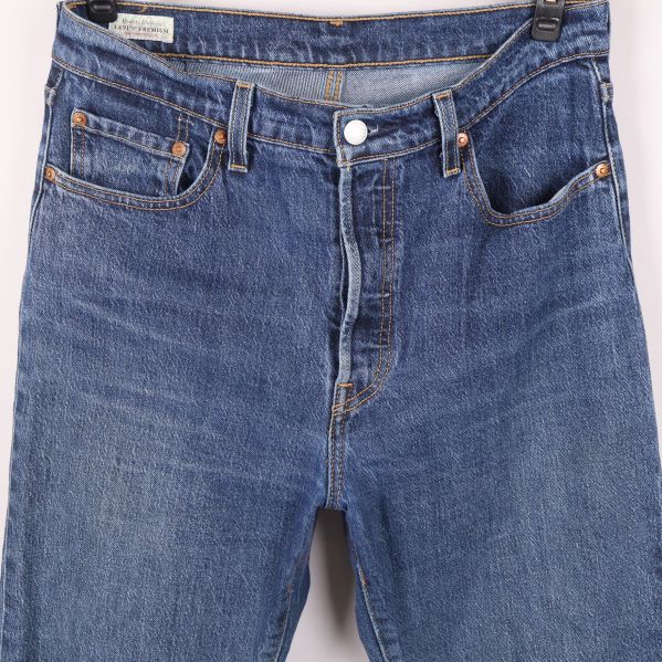 Övre del av jeans med fickor och knapp