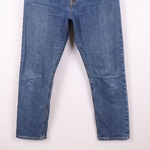 Nedre del av jeansben med raka fållar