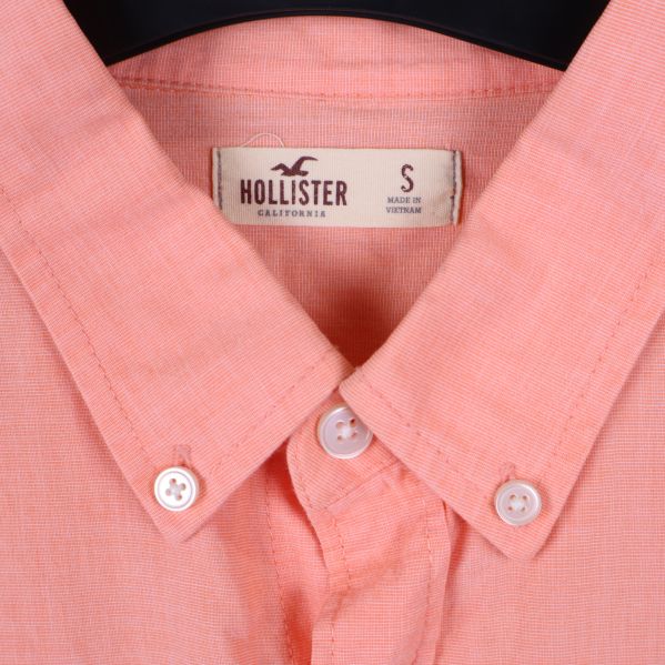 Närbild på krage och Hollister-märkning