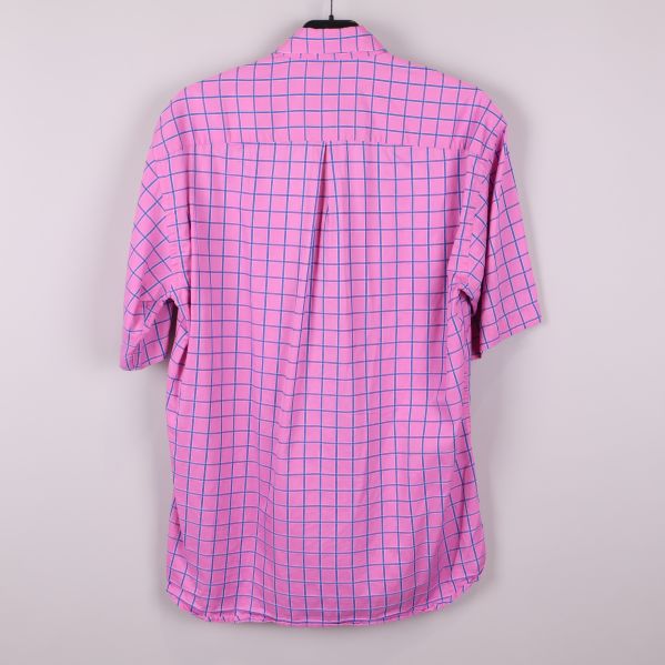 Baksidan på rosa skjorta med blått rutmönster