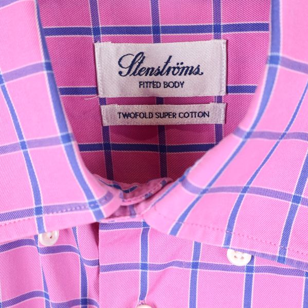 Närbild på märkesskylt Stenströms på skjortkragen