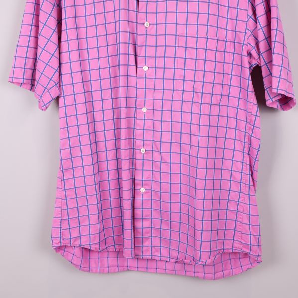 Nedre delen av skjortan med rutmönster i rosa och blått