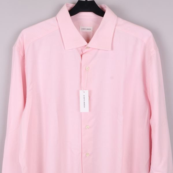 Närbild på skjortans framsida och knäppning