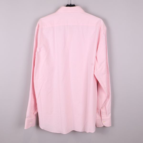 Baksidan av ljusrosa skjorta på galge