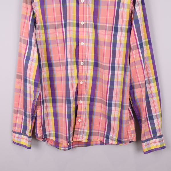 Nedre delen av skjortan med rutigt tyg och knappslå