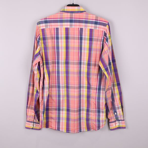 Baksida på färgglad rutig skjorta med långa ärmar