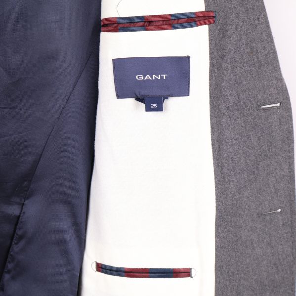 Kavajens innertyg och etikett med GANT-logotyp