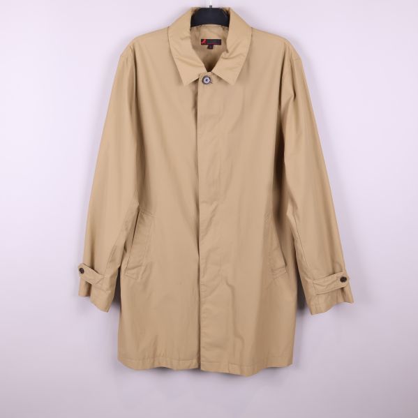Beige trenchcoat sedd framifrån 
