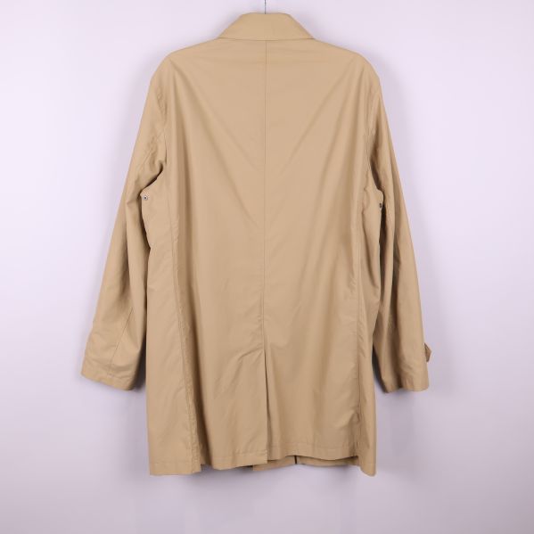 Beige trenchcoat sedd bakifrån 
