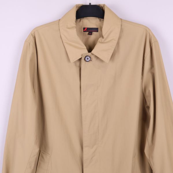 Övre del av beige trenchcoat med krage
