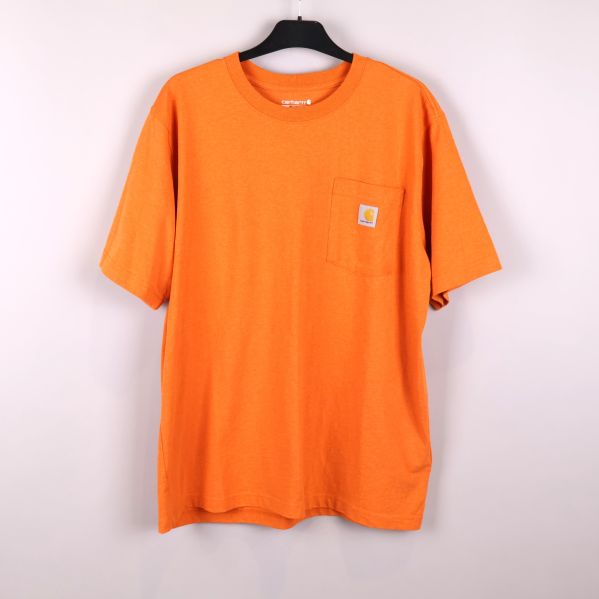 Framsida av orange t-shirt med bröstficka