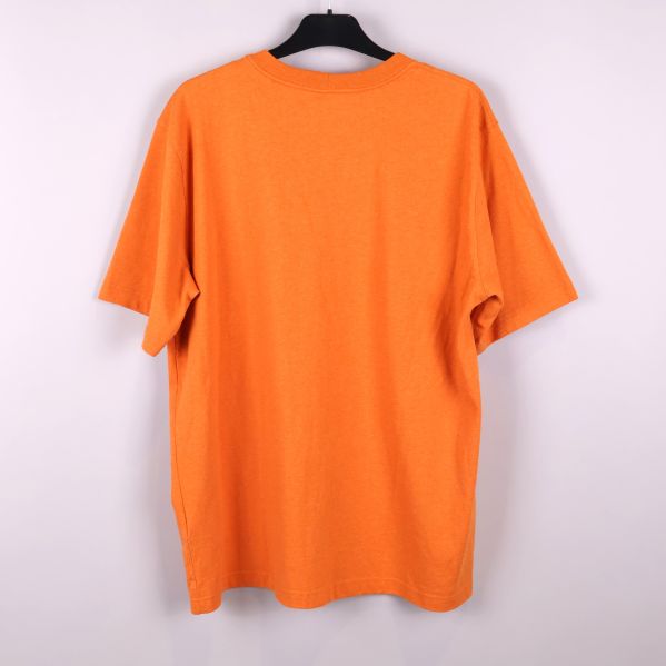 Baksida av orange t-shirt med kort ärm