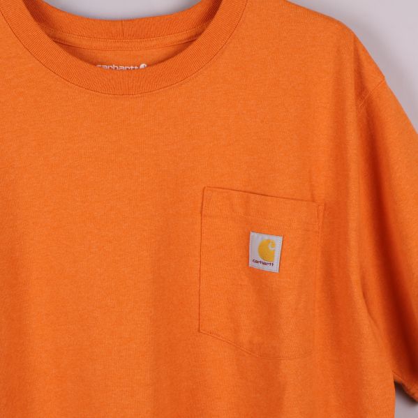 Detalj av bröstficka med Carhartt-logotyp
