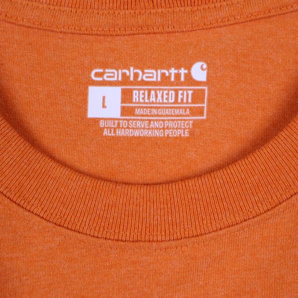 Carhartt tryck och storleksinfo på insidan av halsen