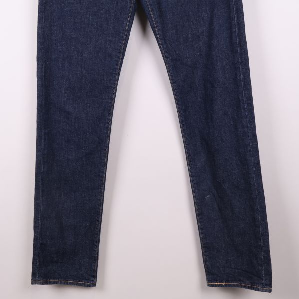 Byxben nedtill på raka mörkblå jeans
