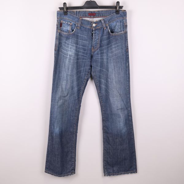 Hela paret blå jeans med raka ben