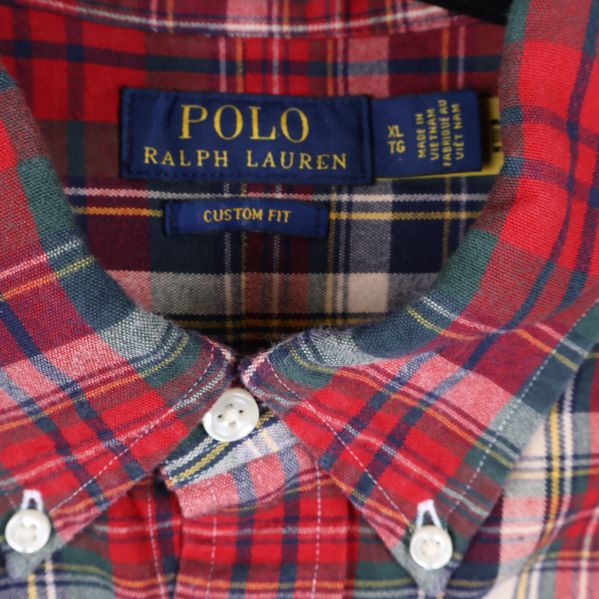 Närbild på Polo Ralph Lauren etikett i kragen
