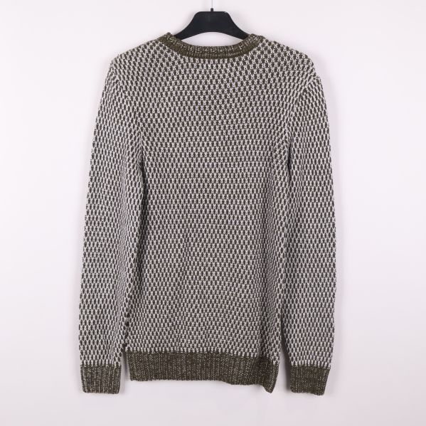 Stickad tröja bakifrån i grön och beige struktur