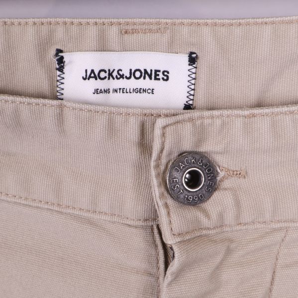 Närbild på midja och etikett med JACK & JONES logga