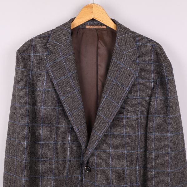 Närbild av rutigt slag och brunt foder i kavaj