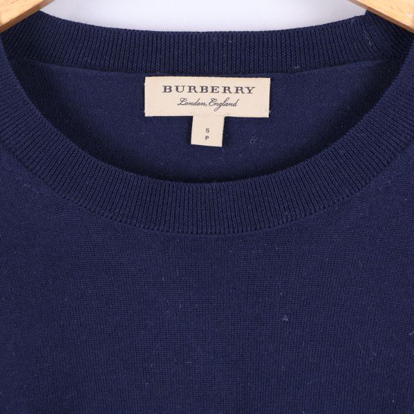 Närbild på nackpartiet med Burberry-märke inuti tröjan