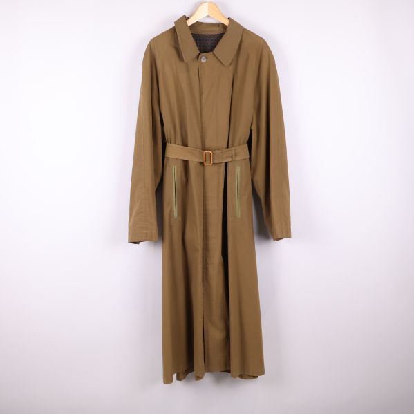 Lång brun trenchcoat framifrån