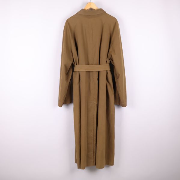 Lång brun trenchcoat bakifrån