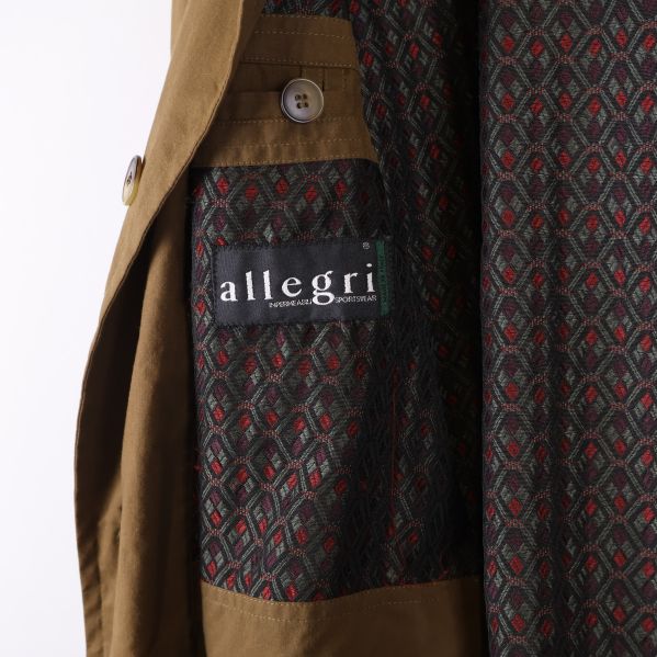 Närbild på innerfoder och Allegri-logotyp i jackan