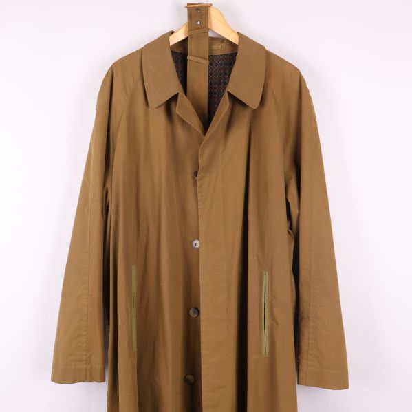 Övre del av brun trenchcoat med krage och diskreta fickor