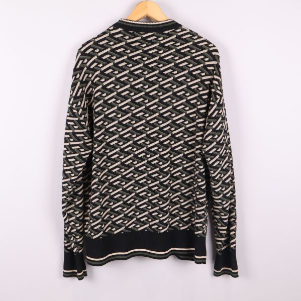 Stickad tröja med grafiskt mönster, bakifrån