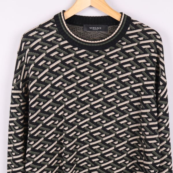 Övre delen av tröjan där mönster och struktur syns tydligt