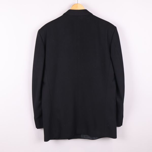 Baksida av svart kavaj 