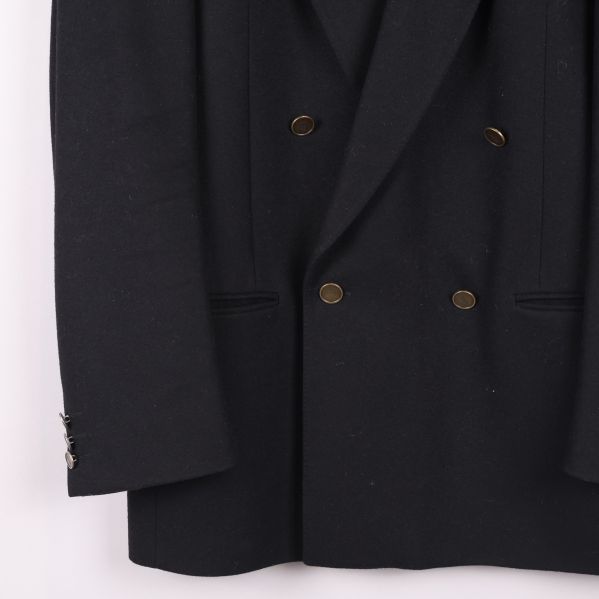 Närbild på högra ärmen med dekorativa ärmknappar