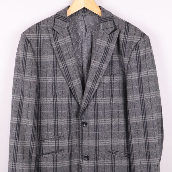 Närbild på kavajens överdel och slag framifrån