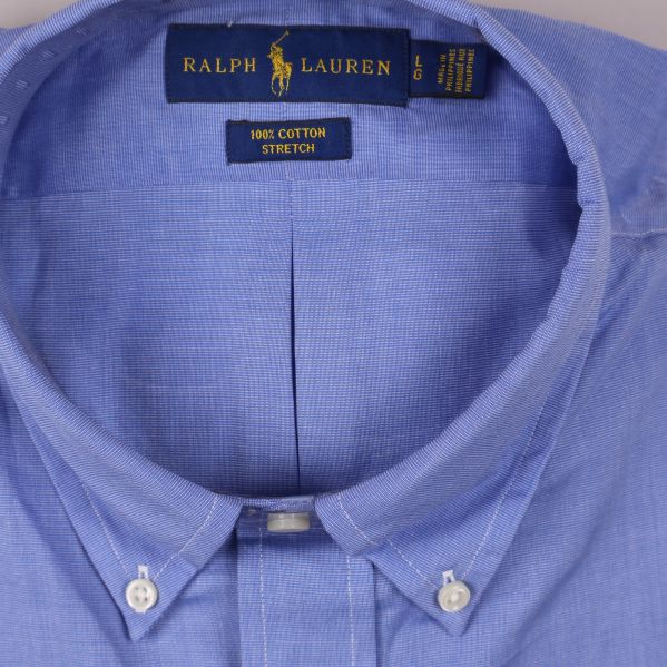 Närbild på krage och Ralph Lauren-märke