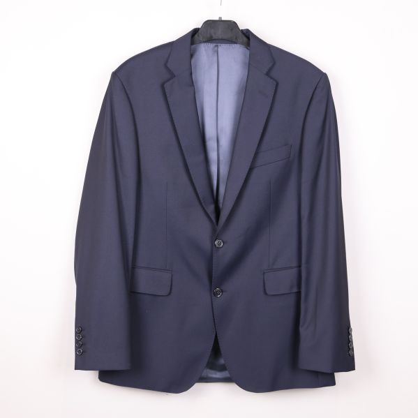 Marinblå kavaj hängande på galge med två knappar