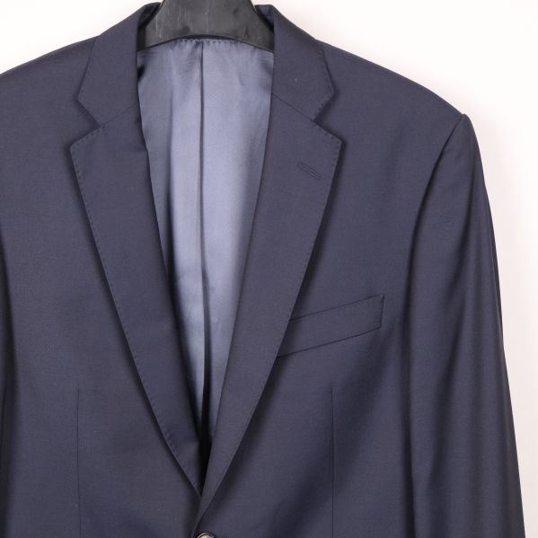 Närbild av kavajens slag och bröstficka