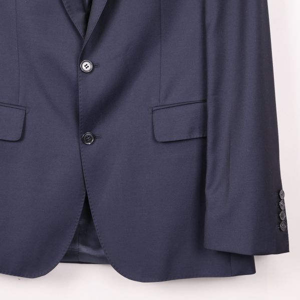 Kavajens nedre framdel och ärmslut med knappar