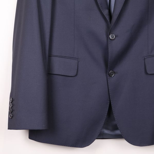 Närbild kavajens vänstra ärmslut och knappar