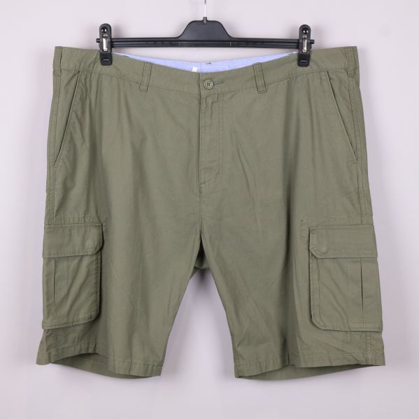 Olivgröna cargoshorts framifrån 