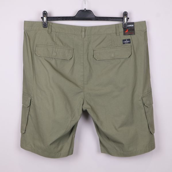 Olivgröna cargoshorts bakifrån med två bakfickor