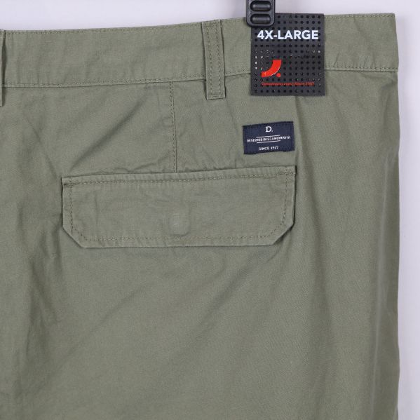 Bakre etikett på cargoshorts visar storlek 4XL