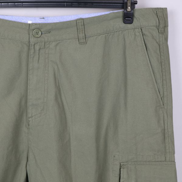 Närbild framdel av olivgröna cargoshorts och sidoficka