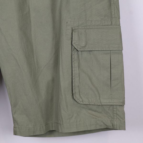 Närbild av benficka med lock på cargoshorts