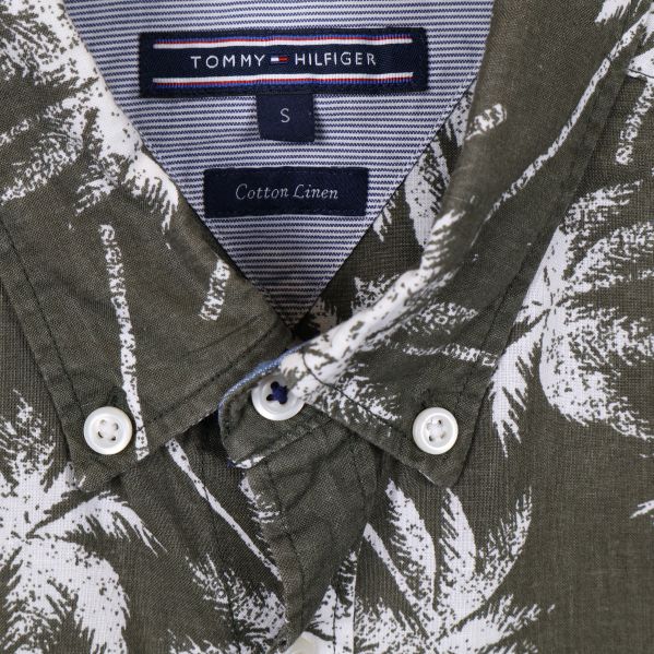 Närbild på krage och Tommy Hilfiger-logga