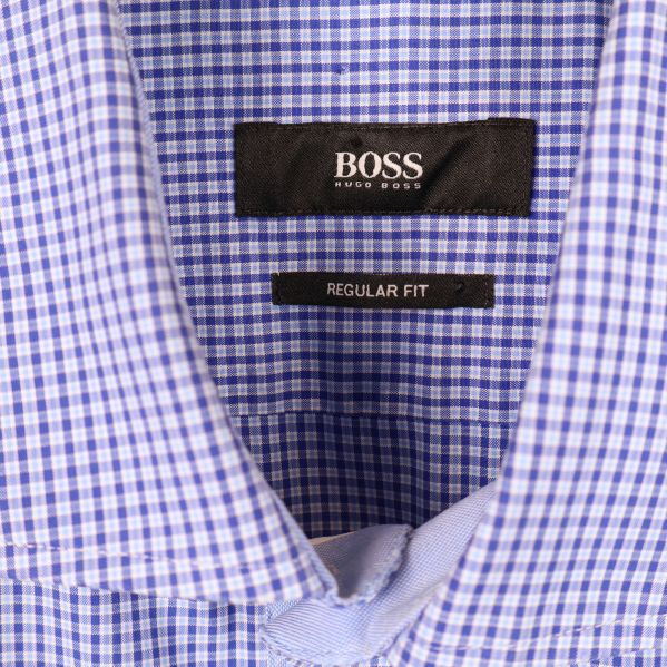Närbild på BOSS-etikett i kragen